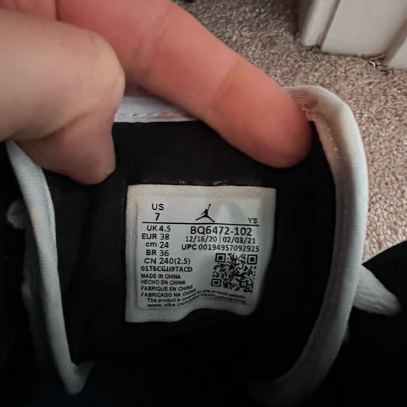 Size US Women's 7 - Authentic Nike Air Jordan 1 Mid University Blue with Box - Picture 5 of 5